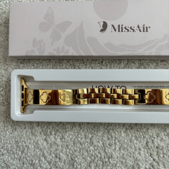 NEW IN BOX missair gold clover apple watch band adjustable series 3 - Picture 3 of 5